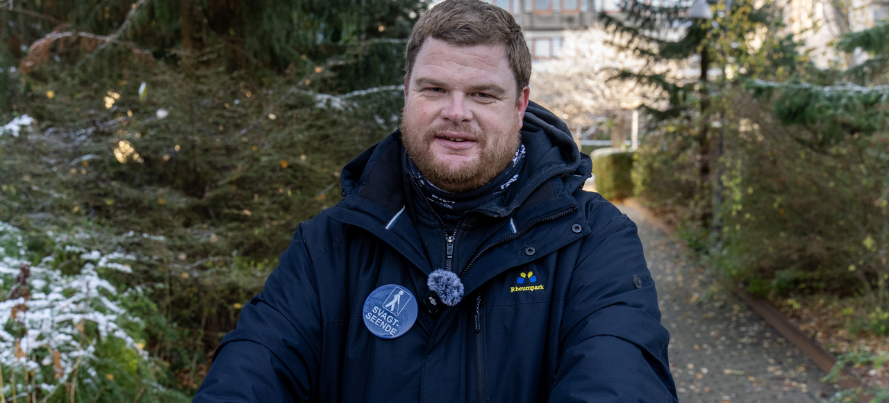 Kim er næsten blind: Elsker sit arbejde som gårdmand